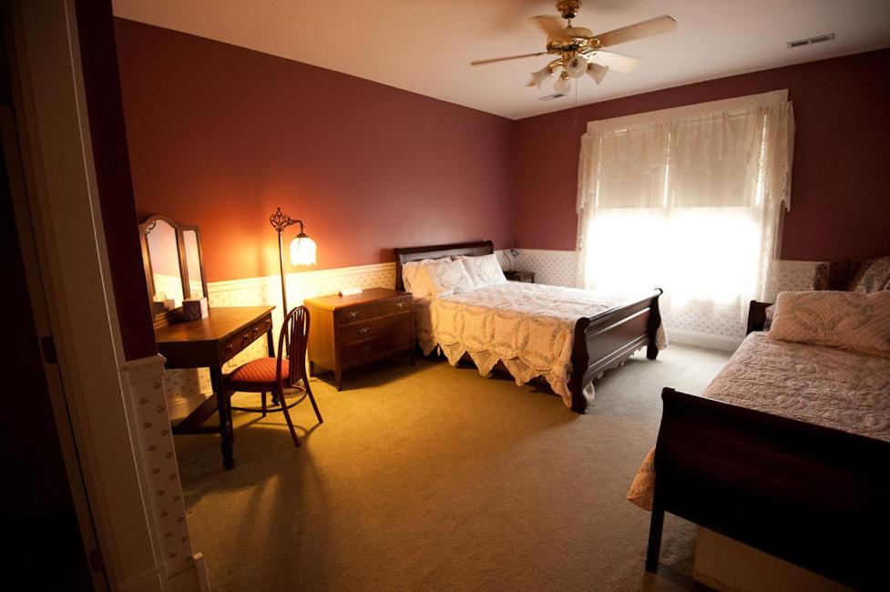 לורנס Victorian Veranda Country Inn חדר תמונה
