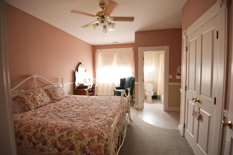לורנס Victorian Veranda Country Inn חדר תמונה